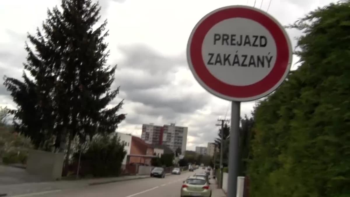 JÓ NAPOT: Szlovákiában olyan jelzőtábla megsértéséért is büntetnek a fakabátok, ami rég nem is létezik!