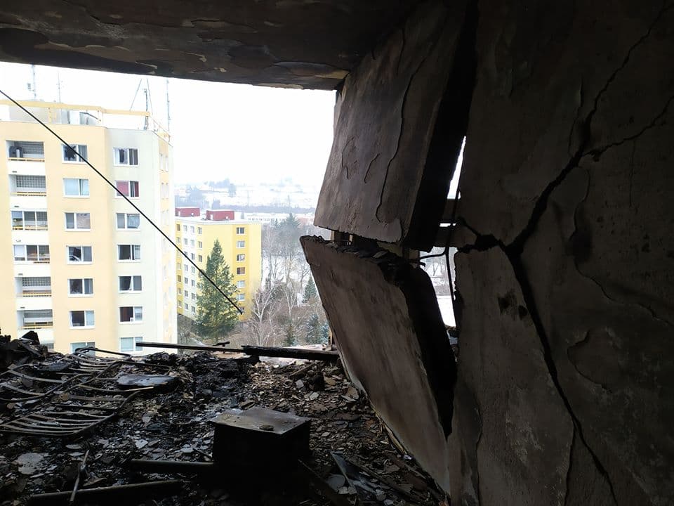 Szénné égett lakások és életek - fotókat tett közzé a rendőrség az eperjesi panelház belsejéből