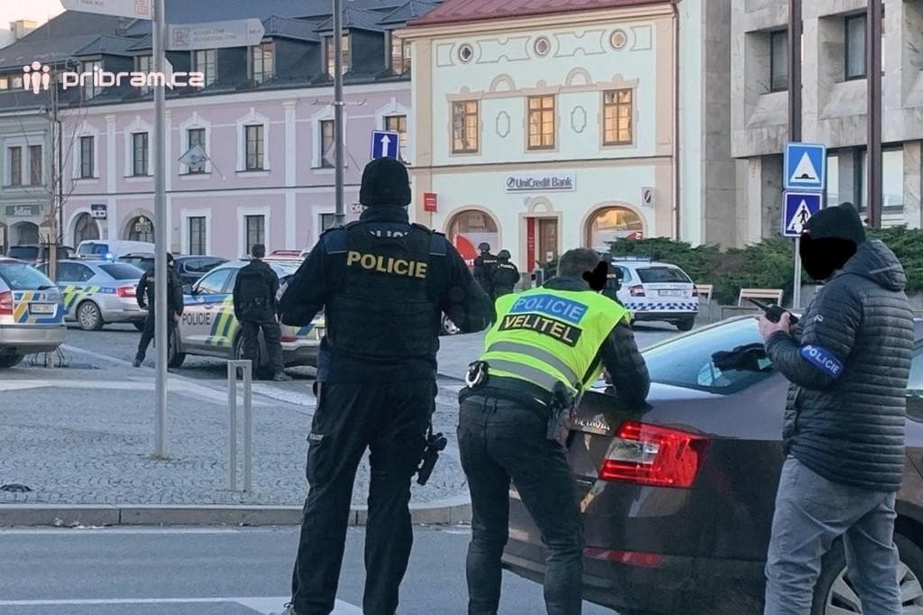 Fegyveres rabló ejtett túszul nyolc személyt egy csehországi bankban
