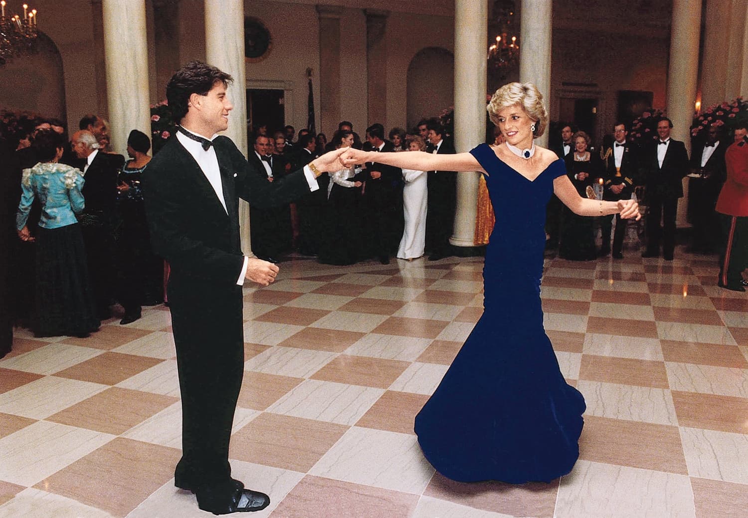 Diana hercegnő kék bársonyruháját a sikertelen aukció után egy brit intézmény vásárolta meg