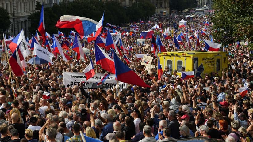 Tízezrek követelték Prágában a kormány lemondását