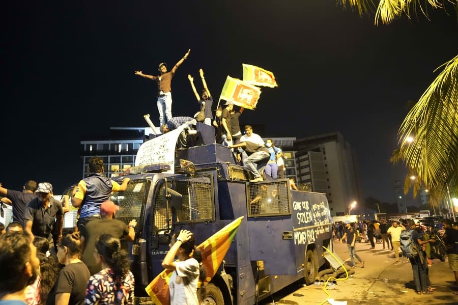 Tüntetők megrohamozták és felgyújtották a miniszterelnök rezidenciáját Srí Lankán