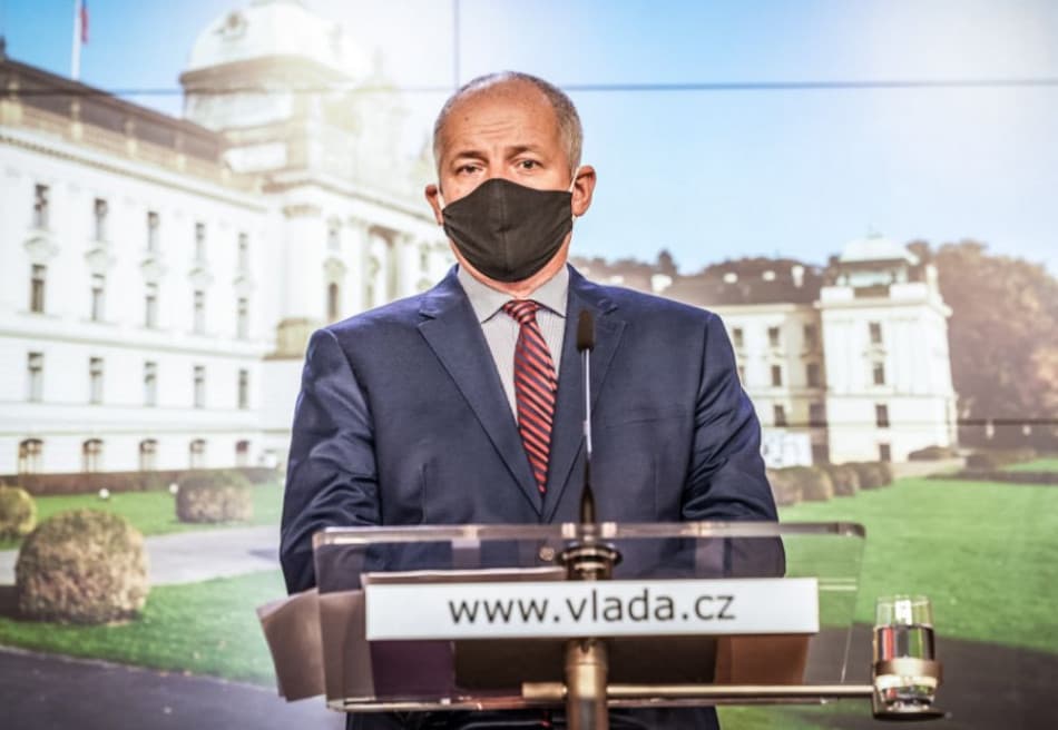 Lemondott a cseh egészségügyi miniszter, miután lefotózta egy bulvárlap, amint maszk nélkül távozik egy vendéglőből