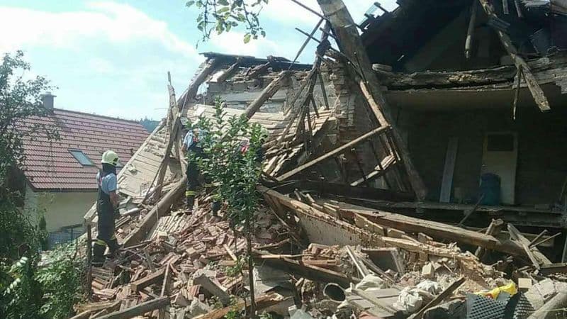 Összeomlott egy családi ház - egy személy a romok alatt rekedhetett