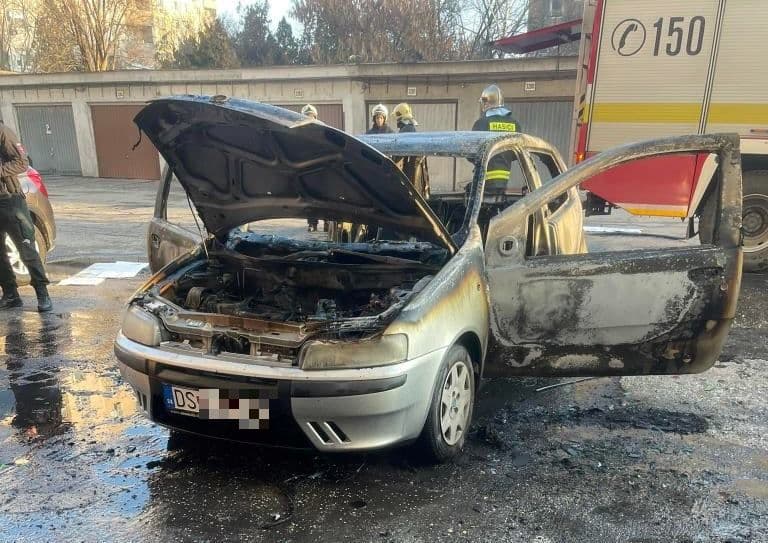 Katalizátortolvajok miatt éghetett ki egy Fiat Punto Dunaszerdahelyen, a sofőr épphogy ki tudott ugrani! (Videó)