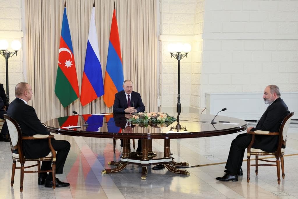 Putyin békítené az örményeket az azeriekkel