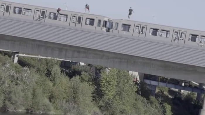 Észmegáll! Mozgó metró tetejéről ugrottak a Dunába a fiatalok (videó)