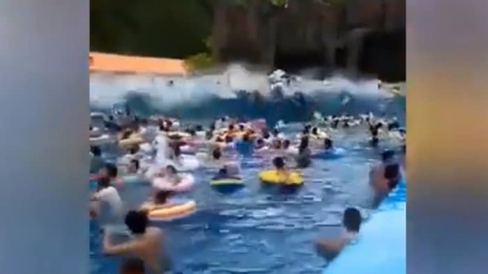 DURVA: Mesterséges cunami söpört végig a gyerekekkel teli medencében (videó)