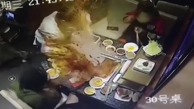 DURVA: Videón, ahogy a pincér és a vendég arcába robban a leves