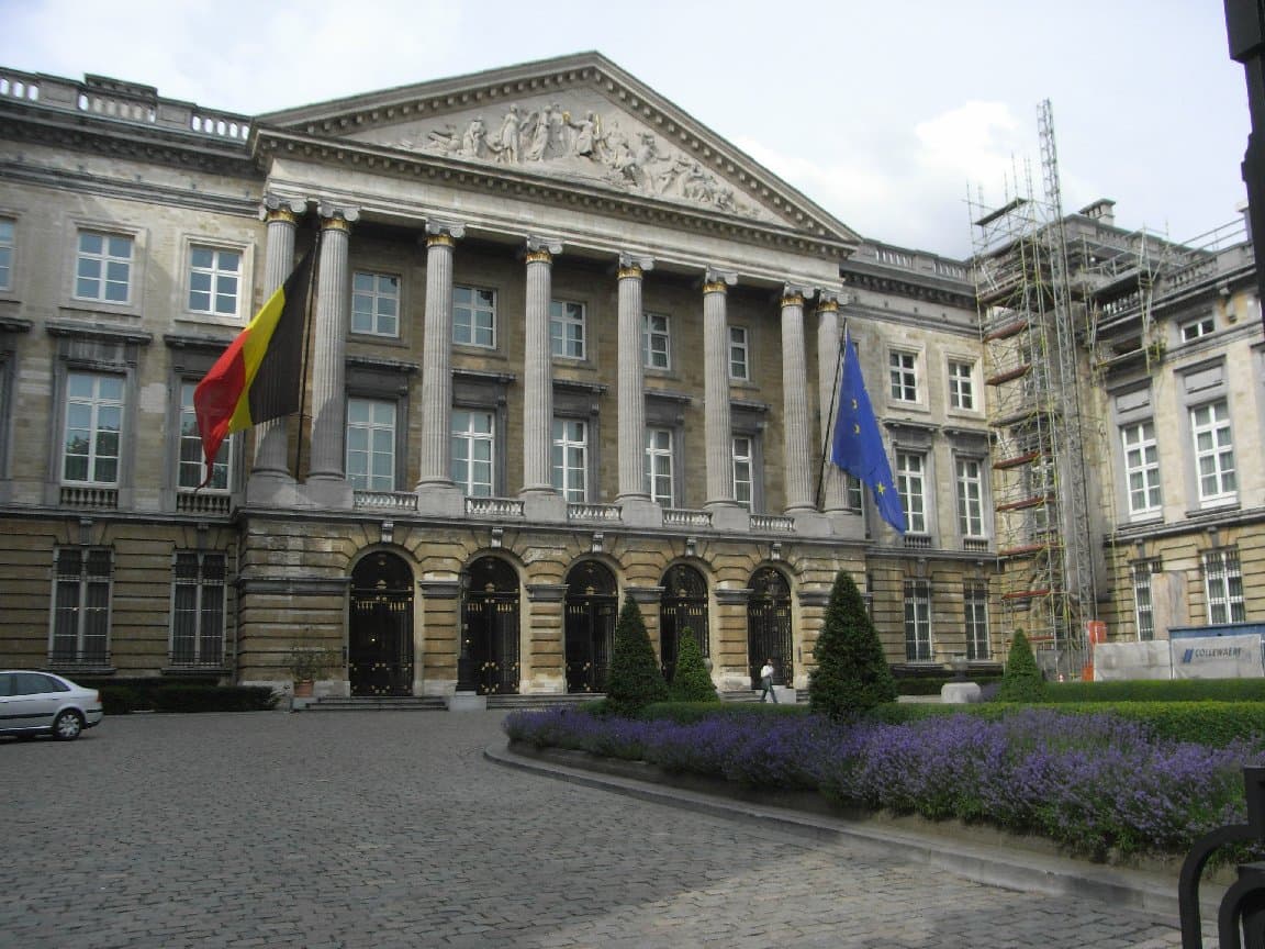 Kisebbségi kormányzásra készül a belga kormányfő a legnagyobb koalíciós partner távozása miatt