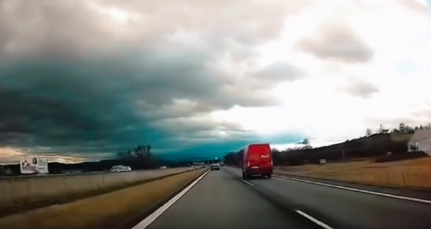 VIDEÓ: Az utolsó pillanatban rántották el a kormányt az autósok – menetiránnyal szemben haladt egy furgon a gyorsforgalmi úton