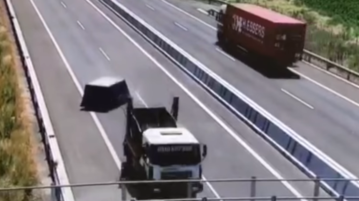 Egy konténer pottyant le egy teherautóról az R7-esen, de a sofőr továbbhajtott (VIDEÓ)
