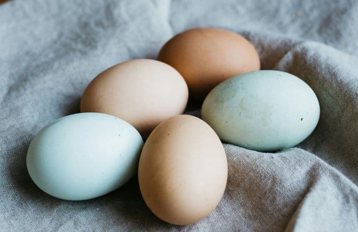 ÉSZMEGÁLL: A férfi drog hatása alatt 15 tojást rakott a végbelébe - párja is segédkezett benne