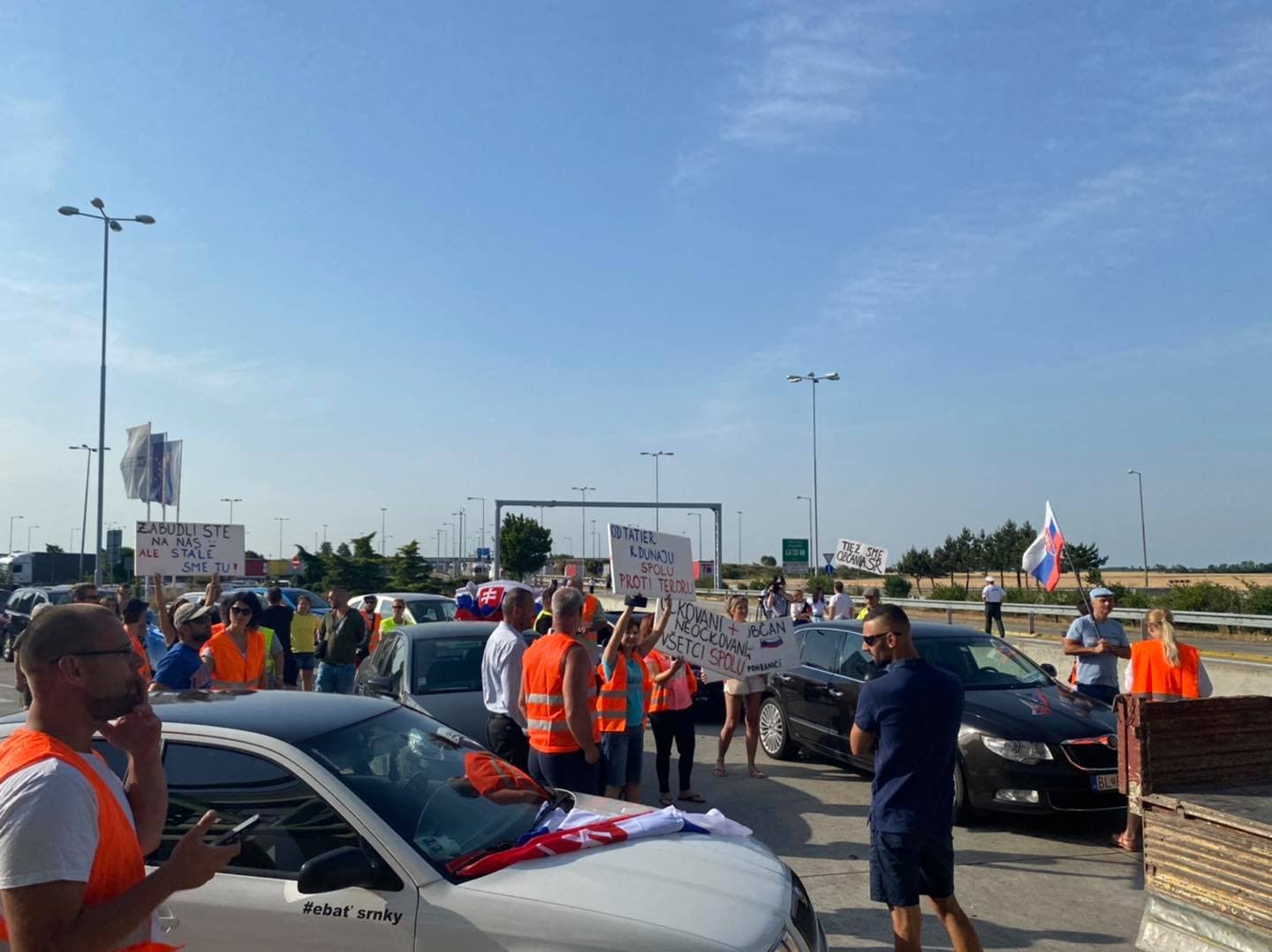 Tüntetés miatt alakult ki torlódás a Dunacsún-Rajka határátkelőnél