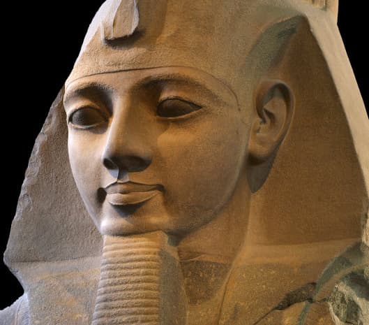 II. Ramszesz monumentális szobrának újabb nagy darabját találták meg Kairóban