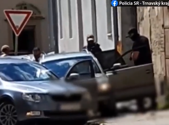 Rendőrségi akció: a nyílt utcán csaptak le a dílerre a fegyveres rendőrök (videó)