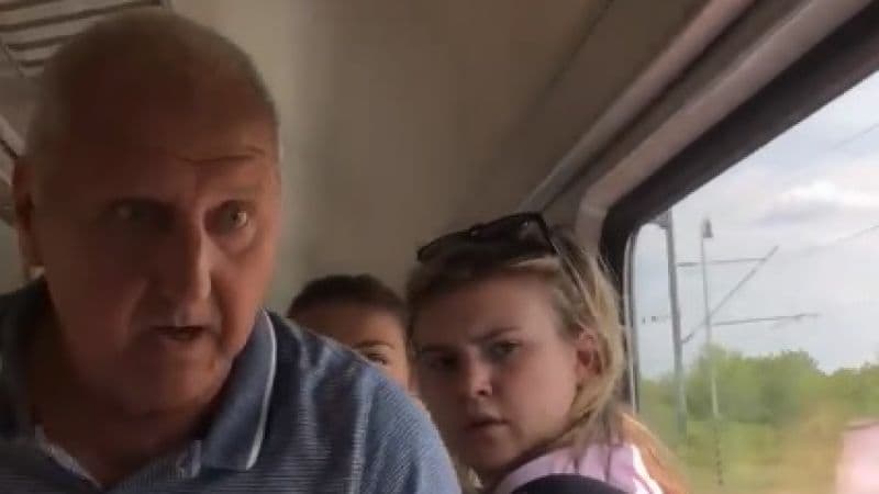 Szlovákiai férfi támadt rá fiatal lányokra a Budapestre tartó vonaton (videó)