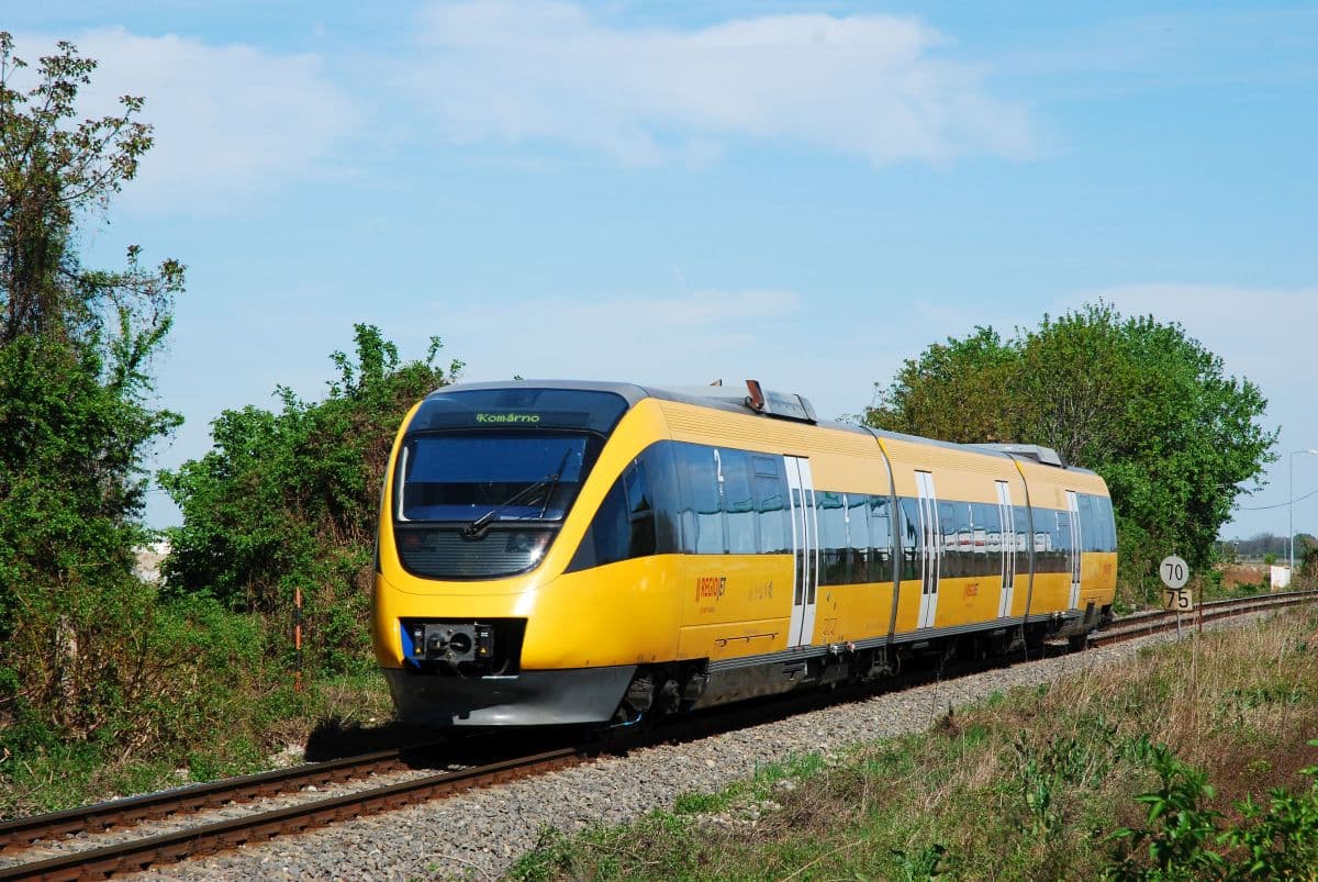 Eltűnnek a sárga vonatok, kirúgta a közlekedési miniszter a RegioJetet a Pozsony-Komárom vonalról; állítólag osztrák vonatokon utazhatunk decembertől