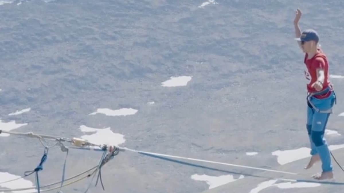 Megdöntötték a magaslati kötélegyensúlyozás távolsági világrekordját egy lappföldi völgy fölött (videó)