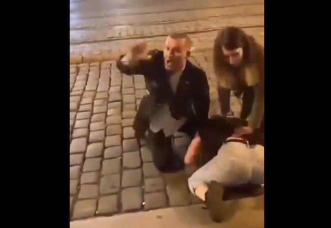 VIDEÓ: Részeg rendőr és barátnője támadt egy 19 éves lányra – a hajánál fogva rángatták