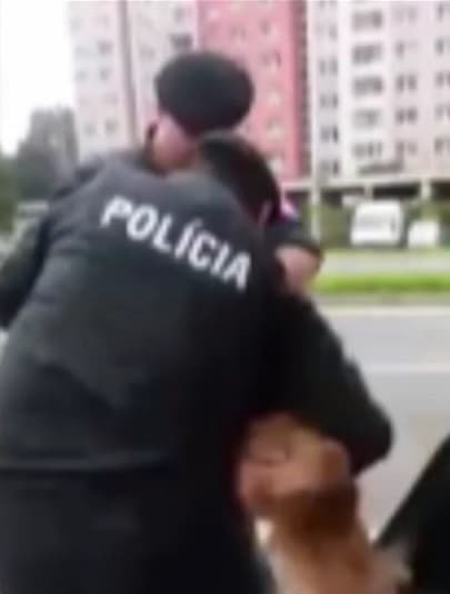 Mégiscsak bíróság elé állíthatják a meglőtt lányt megrugdosó szlovák zsarukat