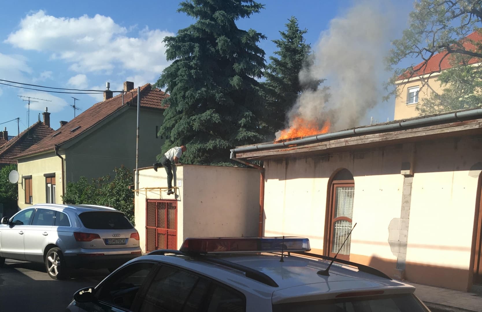 Rendőrök fékezték meg a tüzet dunaszerdahelyi Kukučín utcában!