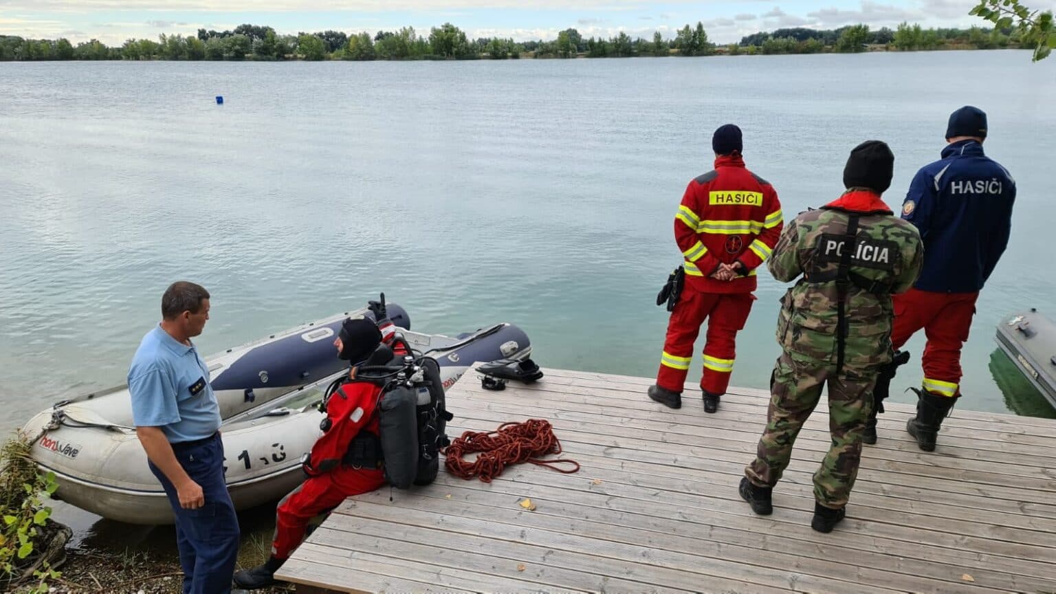 A rendőrség volt szóvivőjét keresik a feketenyéki tóban