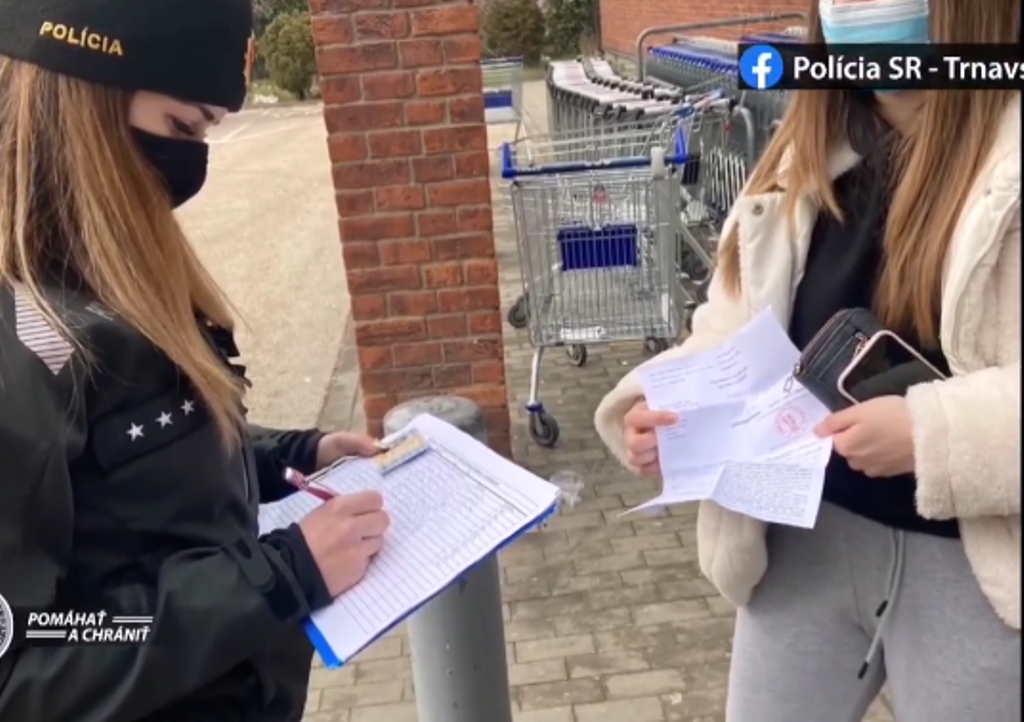 Gőzerővel ellenőrzik a rendőrök a Dunaszerdahelyi járásban, hogy az emberek betartják-e a járványügyi intézkedéseket (VIDEÓ)