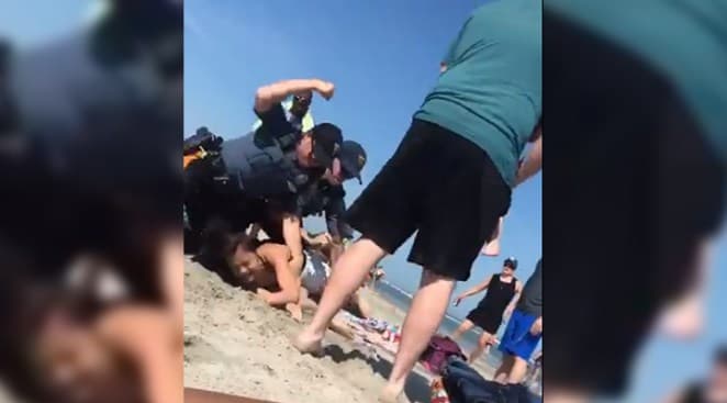 Brutális: Ököllel ütötte az ittasnak vélt fiatal nőt a tengerparton egy rendőr (Videó)