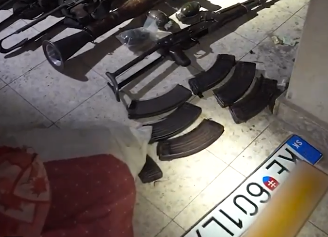 Szlovákiai rendszám hevert a gépfegyverek és a gránátok között, a Hamász rejtekhelyén (VIDEÓ)