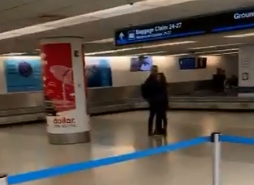 Videón, ahogy teljesen meztelenre vetkőzik egy nő a reptéren! (18+)