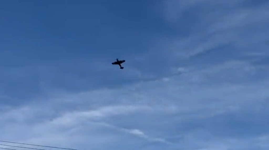 Házba csapódott egy repülőgép a csehországi repülős napon, a pilóta meghalt (VIDEÓK)