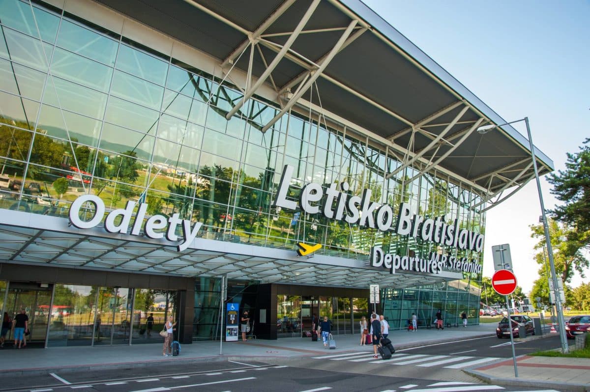 Életét vesztette egy férfi a pozsonyi reptéren, miután nem engedték fel a gépére