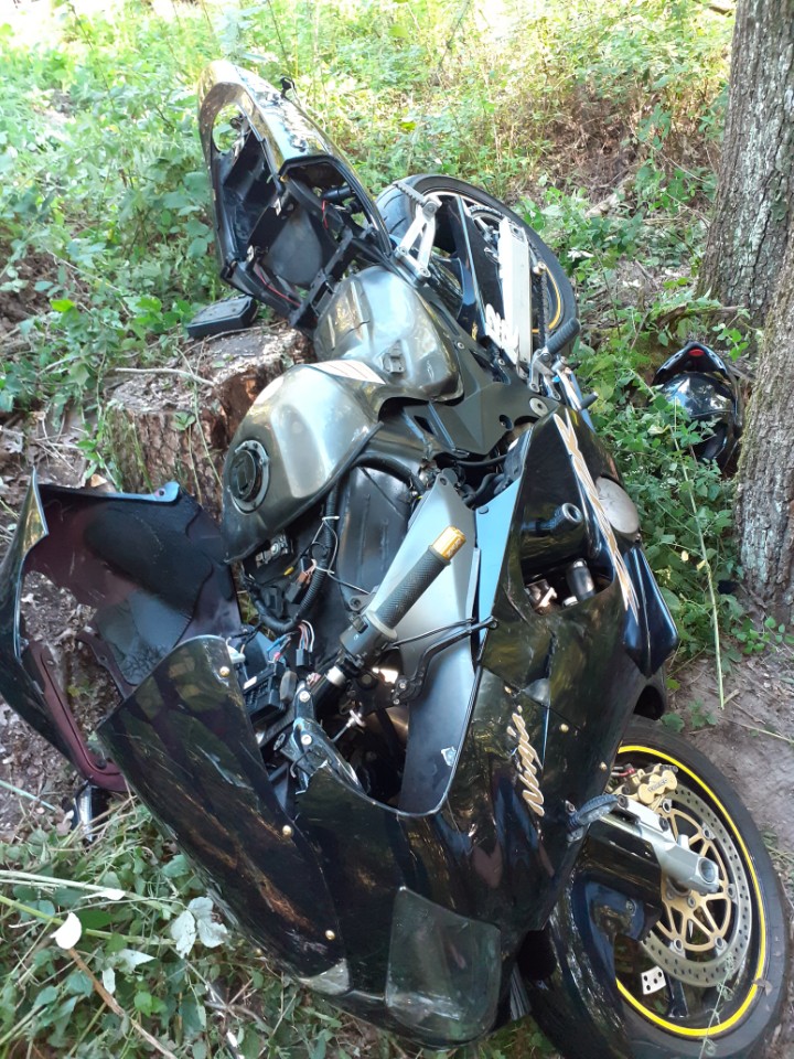 HALÁLOS BALESET: Kanyarban repült le az útról a Kawasaki, meghalt a motoros