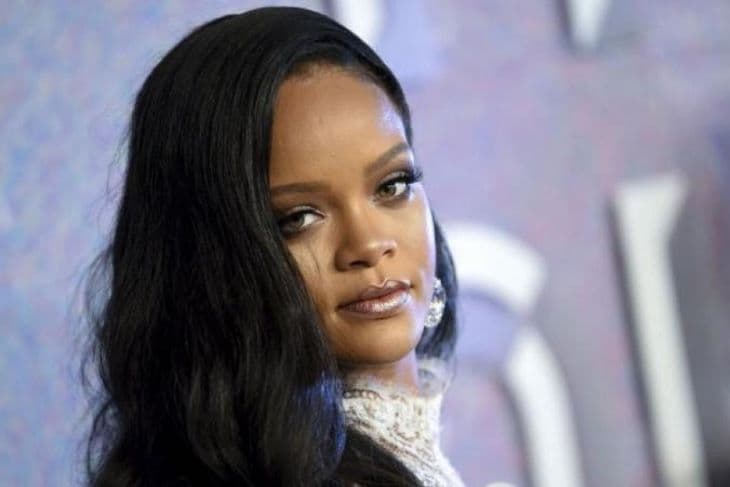 Rihanna bensőséges fotót mutatott növekvő babapocakjáról (FOTÓ)