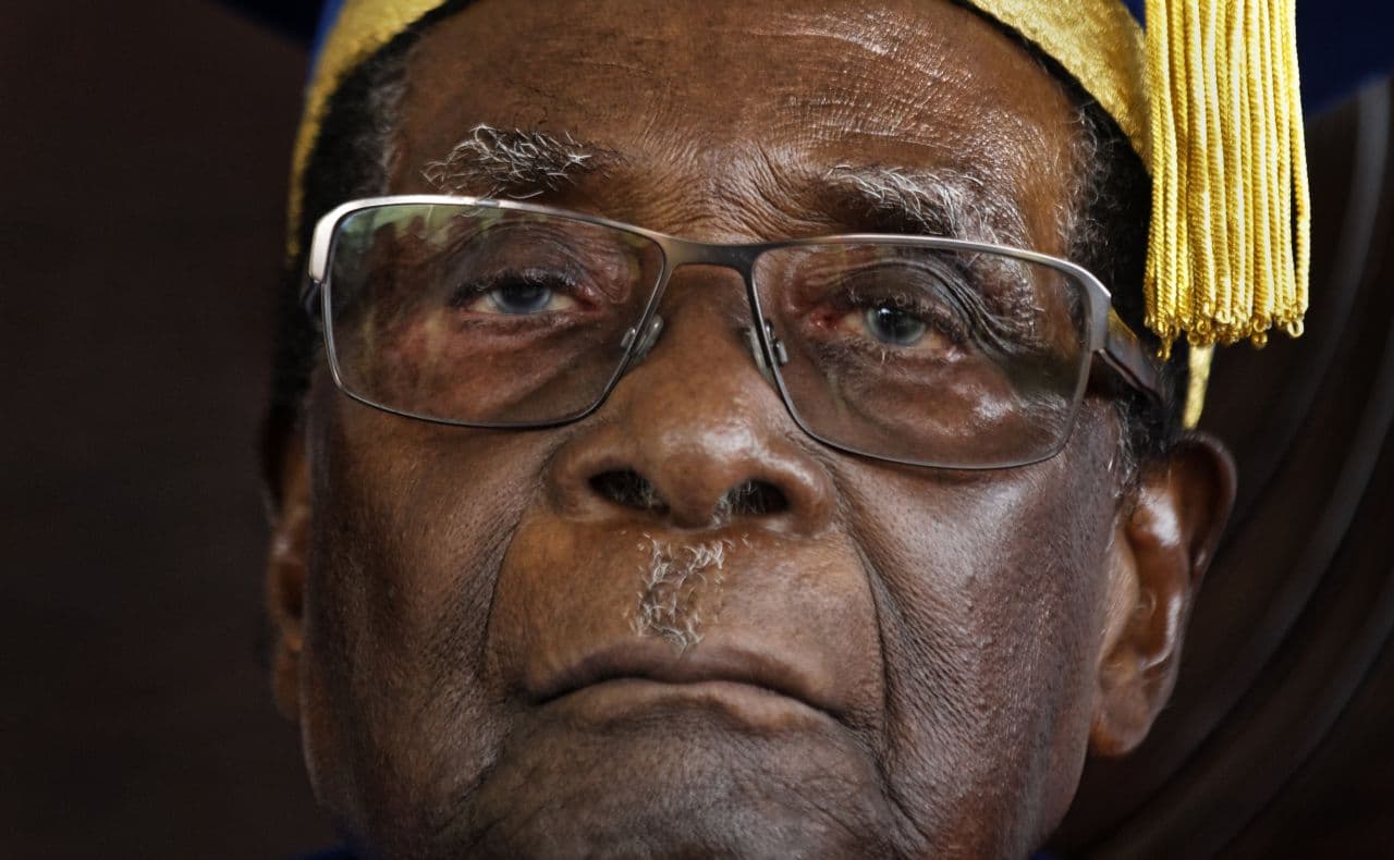 A nép állja a leváltott diktátor, Robert Mugabe nyugdíjas fényűzését