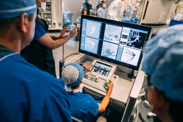 A világon először hajtottak végre robotasszisztált agyi aneurizma műtétet – VIDEÓ