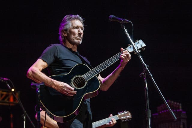 A venezuelai elnök gitárt ajándékozott Roger Watersnek
