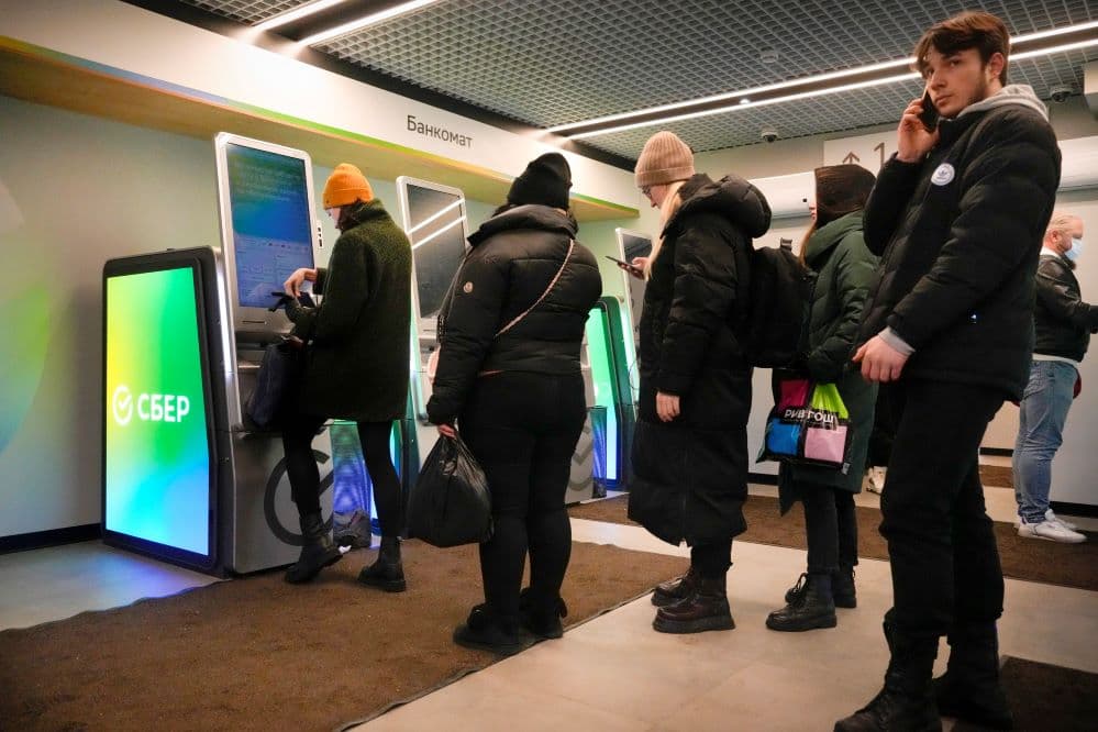 Bankautomatáknák állnak a sorok Oroszországban, az emberek kezdik érezni a zsebükön, hogy Putyin őrültséget csinált