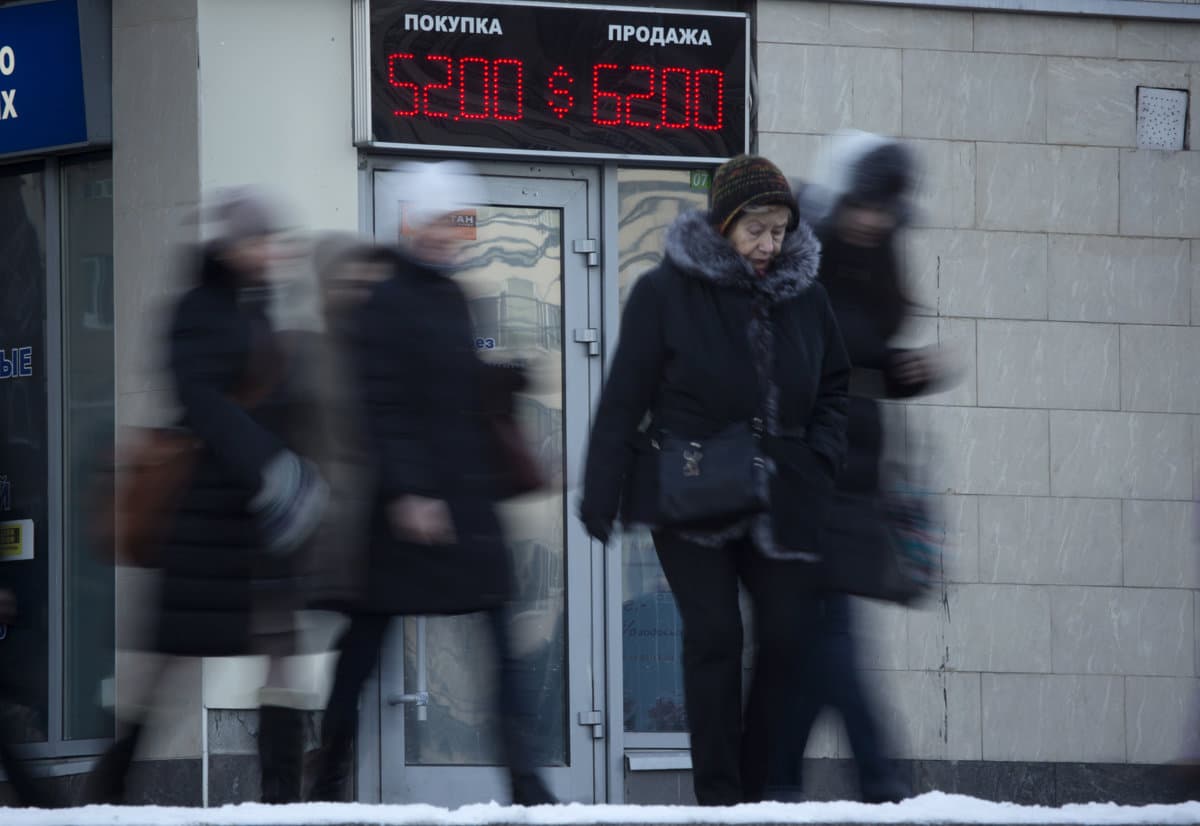 Döglődik a készpénzes valutapiac Oroszországban, a devizabetétesek is csak korlátozottan férhetnek hozzá a pénzükhöz
