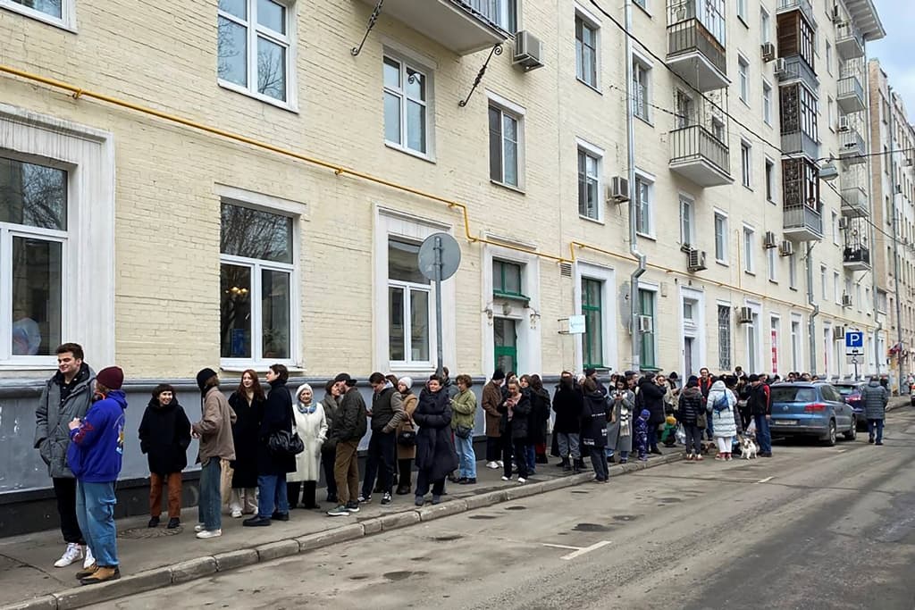 „Délben Putyin ellen” – az emberek hallgattak Navalnij korábbi felszólítására, hosszú sorok állnak a szavazóhelyiségek előtt (FOTÓK)