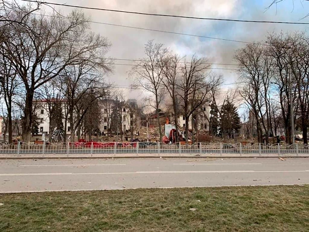 Mariupolban bombatámadás ért egy menedékhelyként szolgáló iskolát, ahová több mint 400-an menekültek