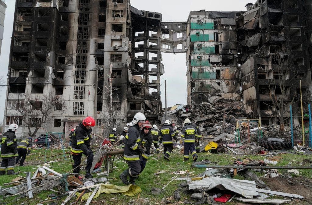 Újabb tömegsírt tártak fel Kijev közelében, tíz civil halt meg Harkivnál