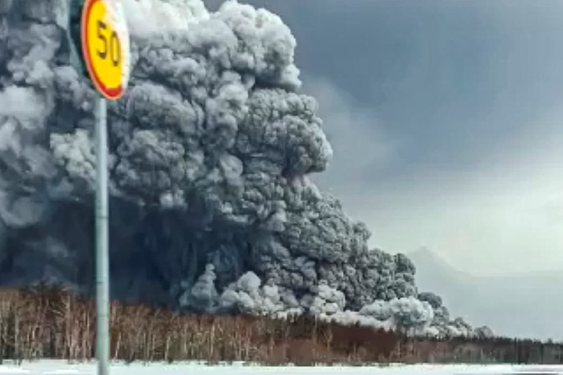 Katasztrófafilmbe illő videókon a kamcsatkai vulkánkitörés, 200 ezer tonna kén-dioxidot köpött a légkörbe