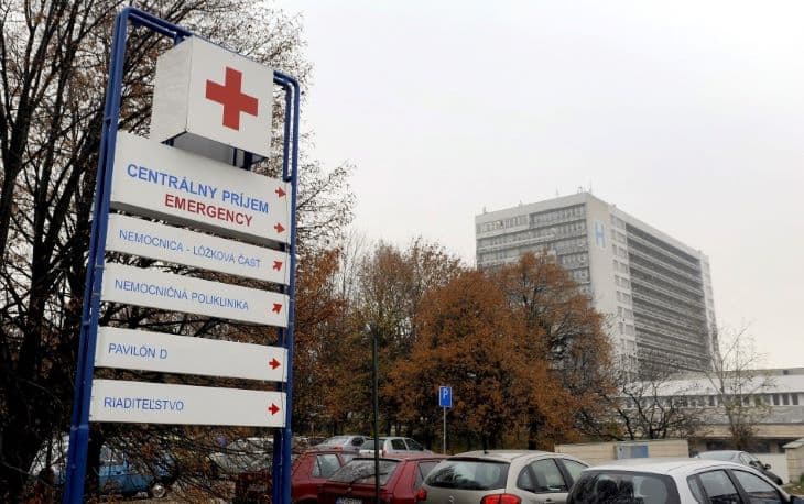 Karanténban van a ružinovi kórház 16 egészségügyi dolgozója, mert egy koronavírusos beteggel érintkeztek