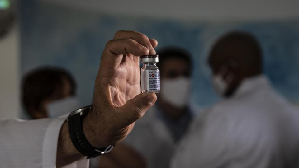 Megkezdődött a Sanofi vállalat koronavírus elleni oltóanyagának vizsgálata