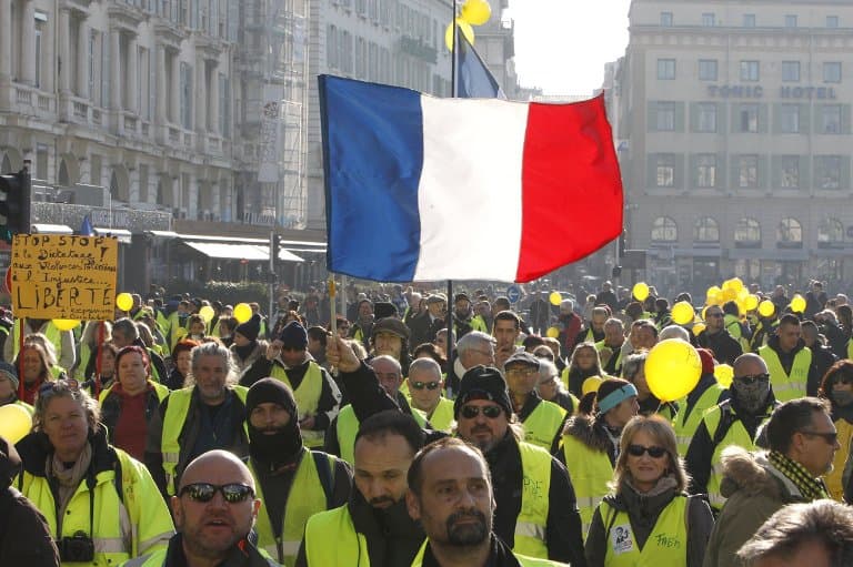 Folytatódnak a sárgamellényesek tüntetései - Párizsban békés felvonulások, Toulouse-ban összetűzések voltak