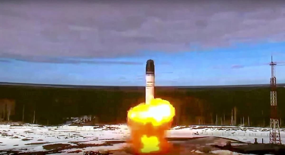 Ezzel a rakétával a világ bármely pontját célba vehetik 10-15 atomtöltettel az oroszok