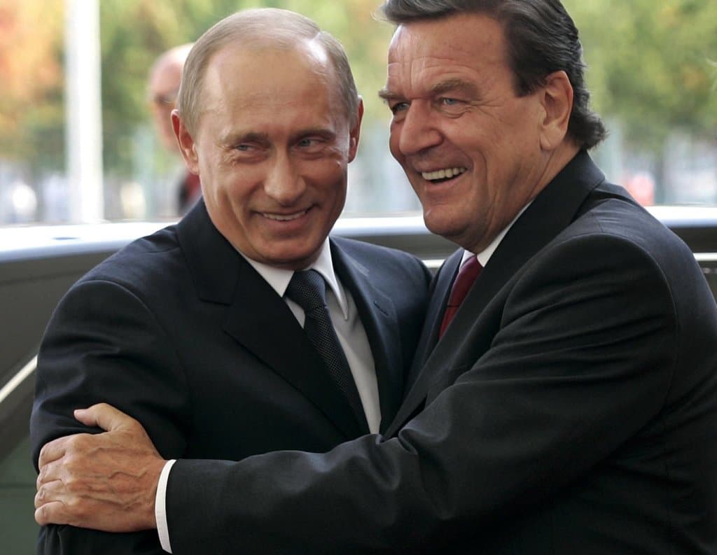 Gerhard Schröder nem csukja be az ajtót Putyin előtt
