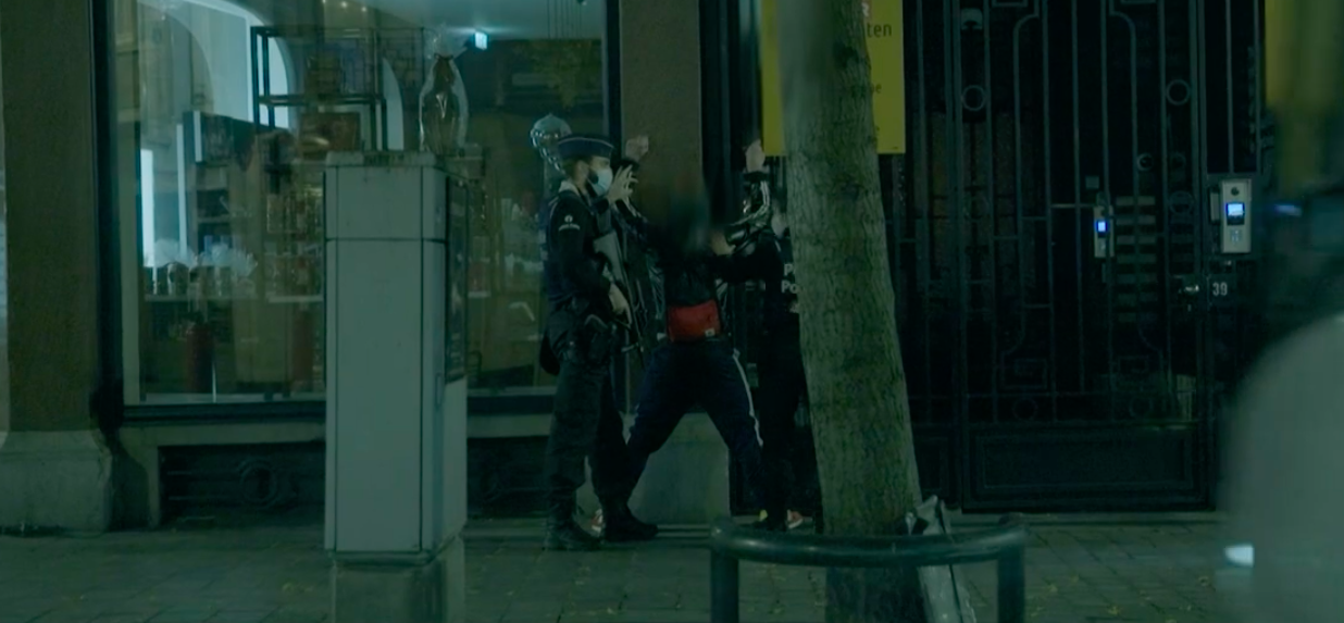 Videóra vette egy tévéstáb, ahogy őrizetbe veszik a brüsszeli orgiáról menekülő Szájer Józsefet